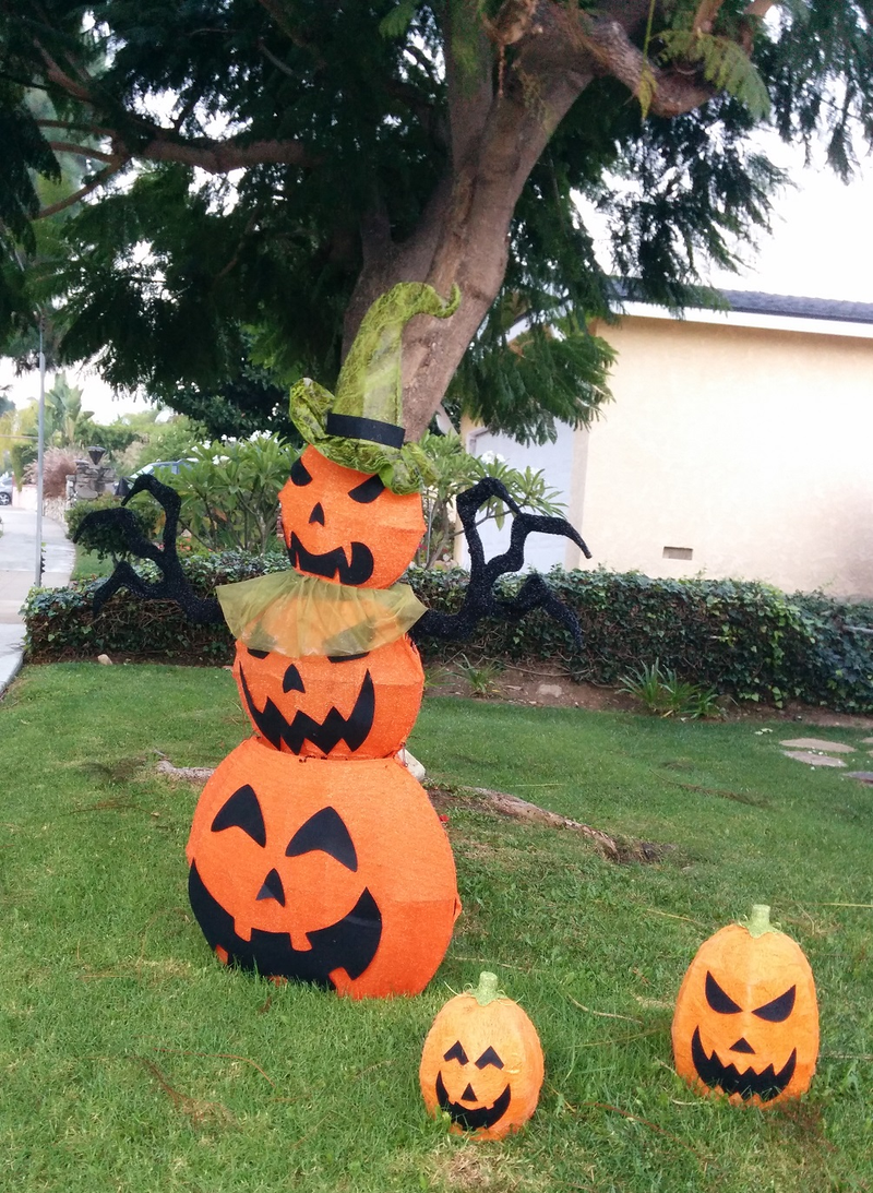 Illustration for article titled Halloween Decorations From a Few Neighborhoods